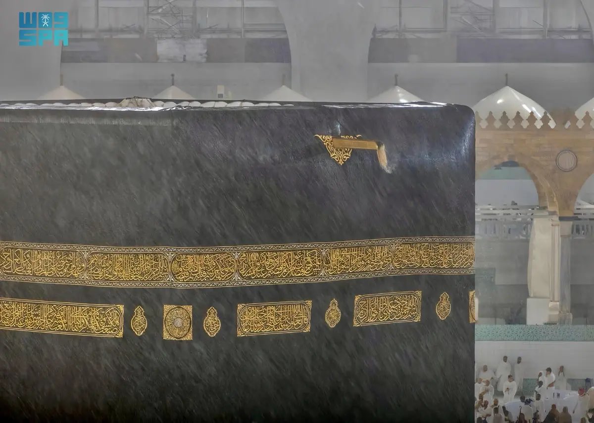 لقطات مهيبة..

الكعبة المشرفة تتزيّن اليوم بمياه الأمطار.

-