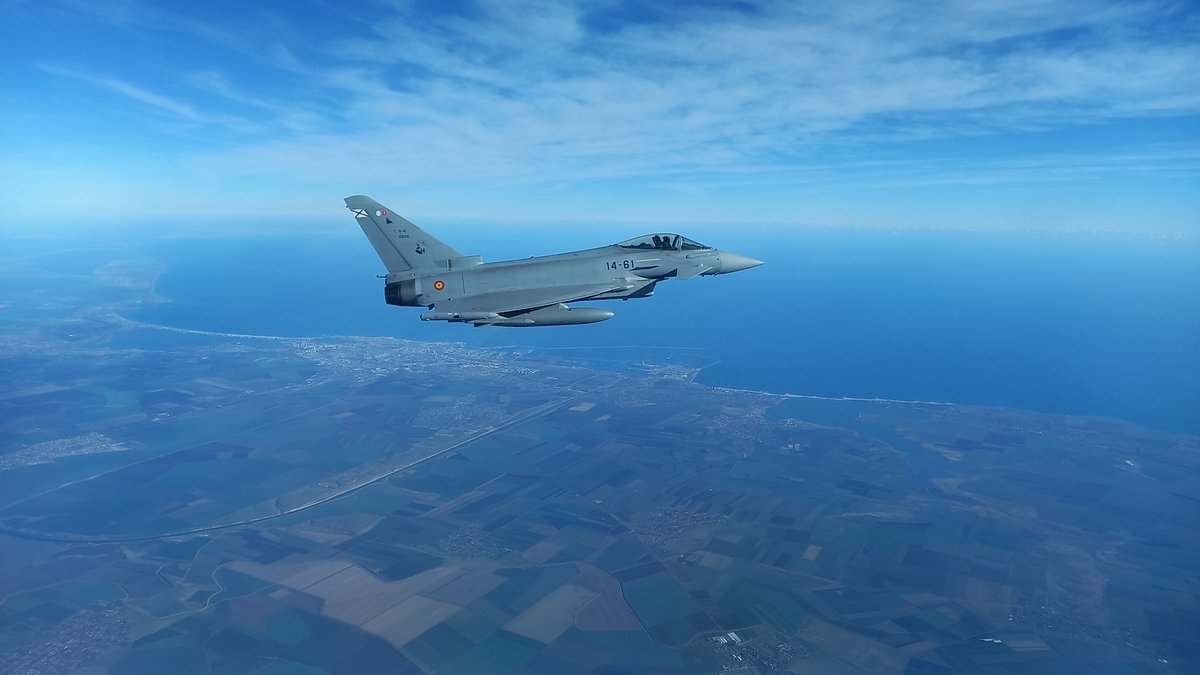 EMADmde's tweet image. El #DATPaznic del @EjercitoAire  dentro de la misión Enhanced Air Policing @NATO en Rumania consigue un doble hito: 100 horas de vuelo vigilando el espacio aéreo de la Alianza y las 1.000 horas de vuelo en C-16  conseguidas por el capitán Escarza. ¡Juntos sumamos! #MOPS