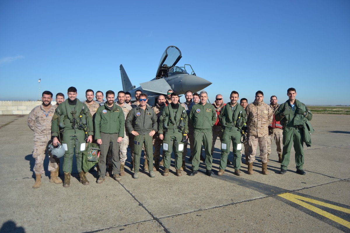 EMADmde's tweet image. El #DATPaznic del @EjercitoAire  dentro de la misión Enhanced Air Policing @NATO en Rumania consigue un doble hito: 100 horas de vuelo vigilando el espacio aéreo de la Alianza y las 1.000 horas de vuelo en C-16  conseguidas por el capitán Escarza. ¡Juntos sumamos! #MOPS