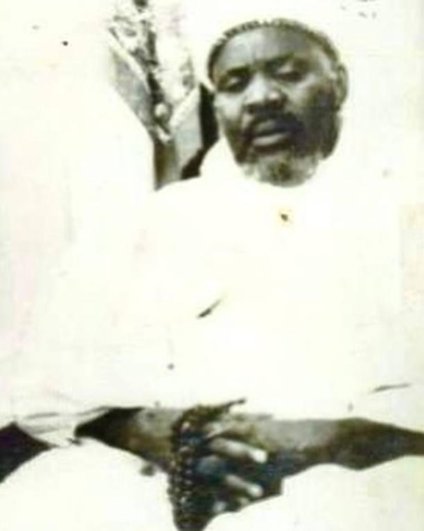 YasinAwwal's tweet photo. Alas it is your ardent lover, Ibrahim who has come to visit (you) Ahmad (s), the best of all creations to offer gratitude.

If other people go to Madinah to visit other than him, then verily I declare that I have only come to visit Ahmad.

🧵 | 1/10 https://t.co/thlzSRS9yX