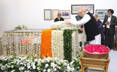 airnews_hyd's tweet image. మాజీ ప్రధానమంత్రి మన్మోహన్ సింగ్ పార్థీవ దేహానికి పూలమాలలు వేసి నివాళులర్పించిన కేంద్ర హోంమంత్రి @AmitShah.  
#ManmohanSingh 
#FormerPMManmohanSingh