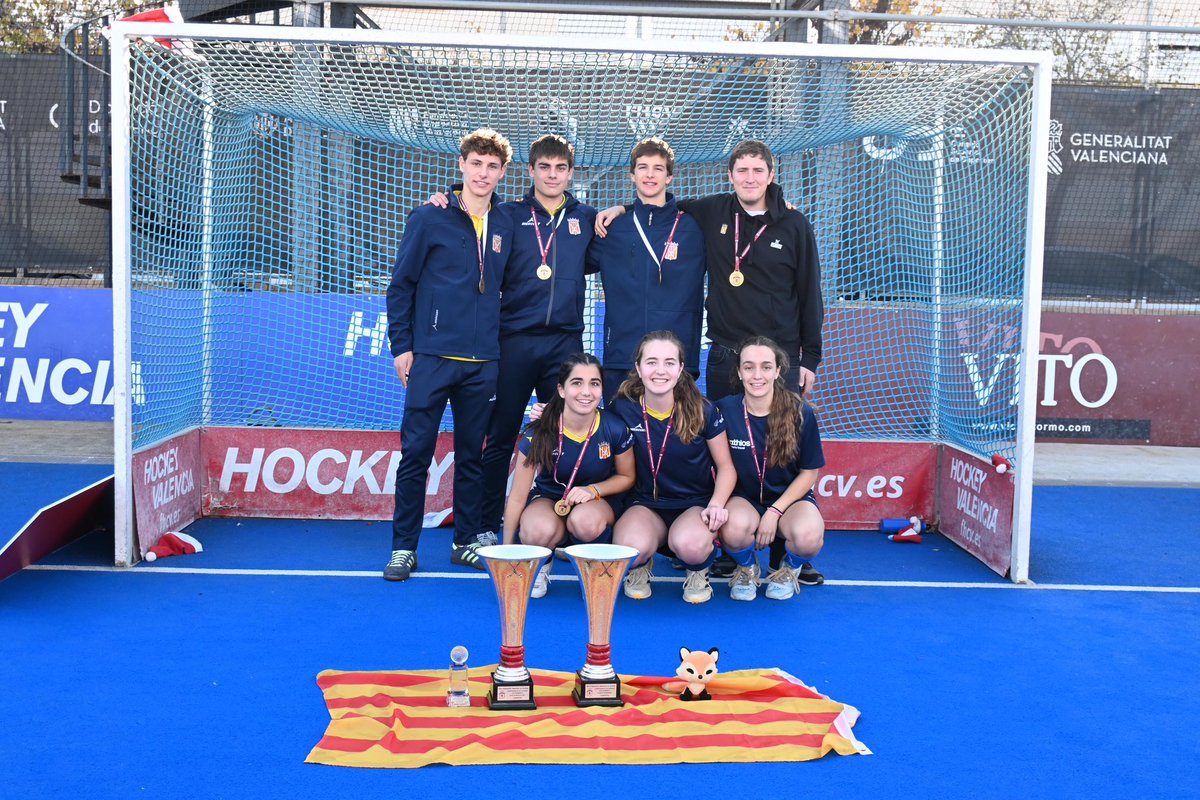 Les seleccions catalanes de hockey sub 18, la masculina amb Guillermo Umbert, Gonzalo Álvarez, Enrique Fanlo i Jordi Masip com a membre del cos tècnic, i la femenina amb Blanca González, Cristina Maristany i Belén Nart, Campiones d’Espanya d’Autonomies.

Enhorabona!

#hockeycat