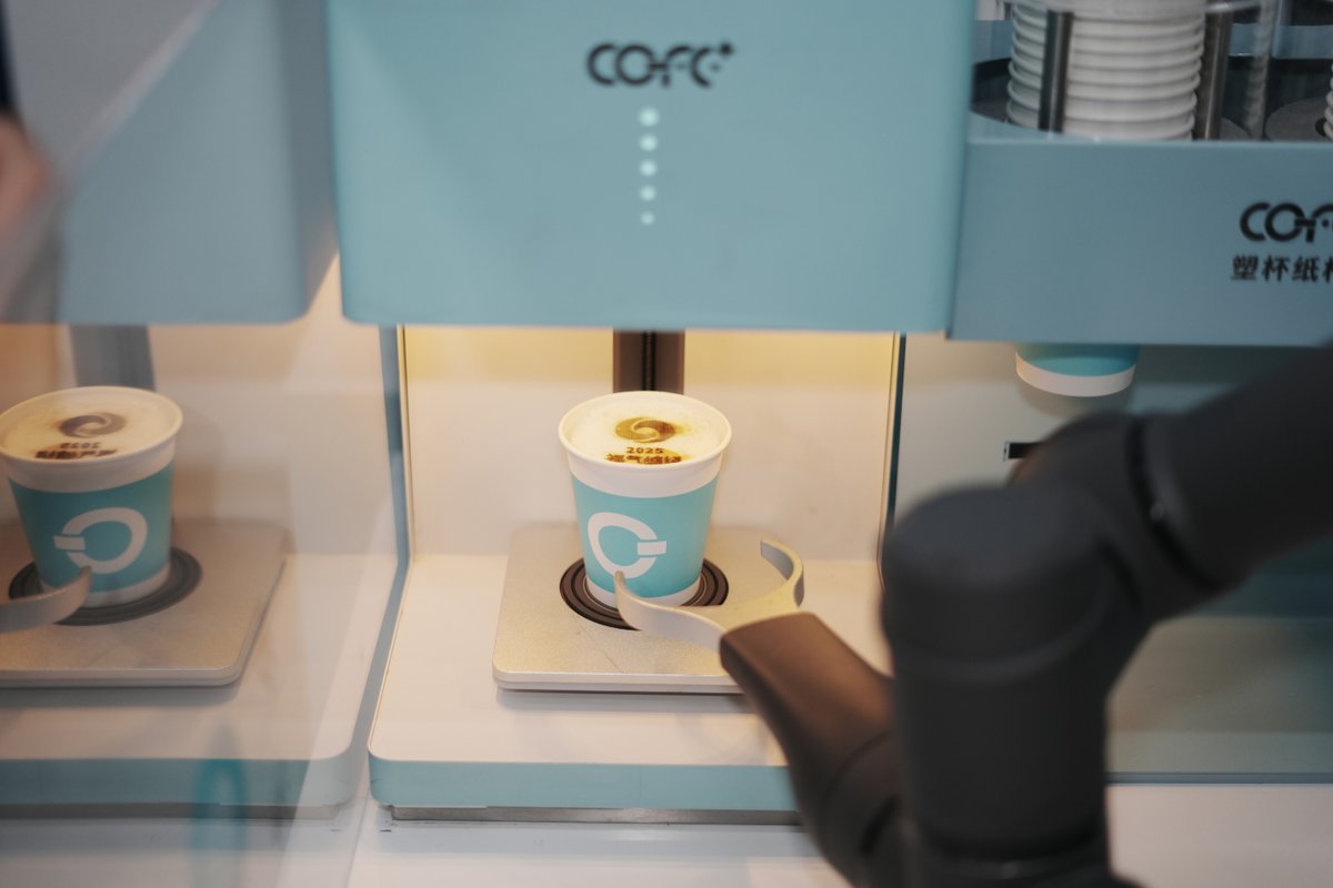 COFEROBOT's tweet photo. 🎉🔥 Big News, Coffee Lovers! ☕ 
Our revolutionary COFE+ Coffee Robot has just made waves: High-Tech, Customizable Latte Art! 🖌🌟

#RobotCafe #CoffeeRevolution #RobotBarista #TechCoffee #Techlife #latteart https://t.co/X1F0GZcPvG