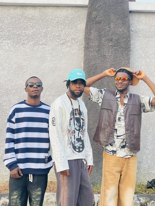 bridgeradio987's tweet photo. NP-"Bipolar" by @MDJ_crew1 X @DanielIyama X @johnzirr X @mac_gazah  on #BreakfastOnTheBridge w/ @ObrikeUfuoma

5am-12pm

ListenLive on;https://t.co/fYEByrtv5r……………………………………………………………

#ConnectingManyVoices #FreakyFabulousFriday Burna https://t.co/ouU0Ygvg8t