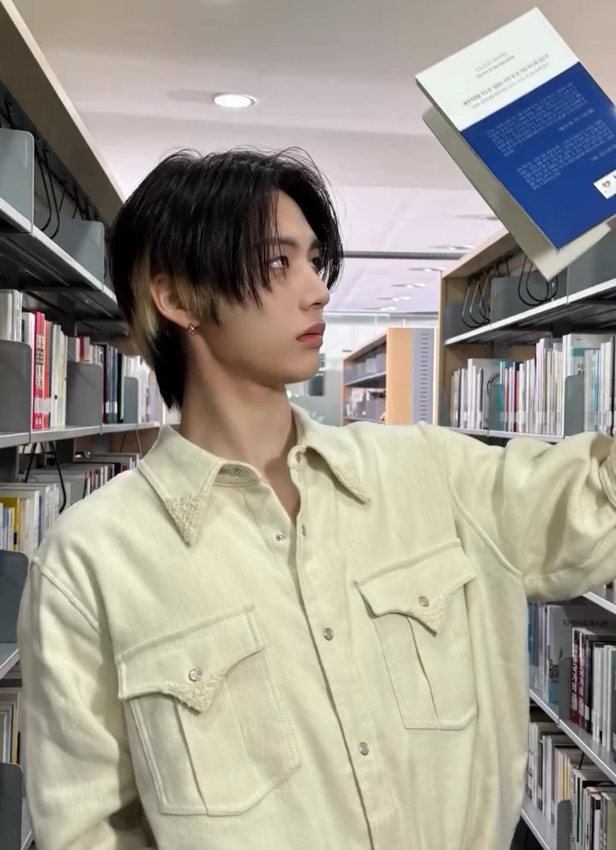 hentaesan's tweet photo. in the library, where the vibes are chill and the knowledge is endless. rocking my hat and soaking in the wisdom. it’s all about that balance between swag and serenity. let’s get lost in the pages and find ourselves along the way. https://t.co/UWkzLNGAyd