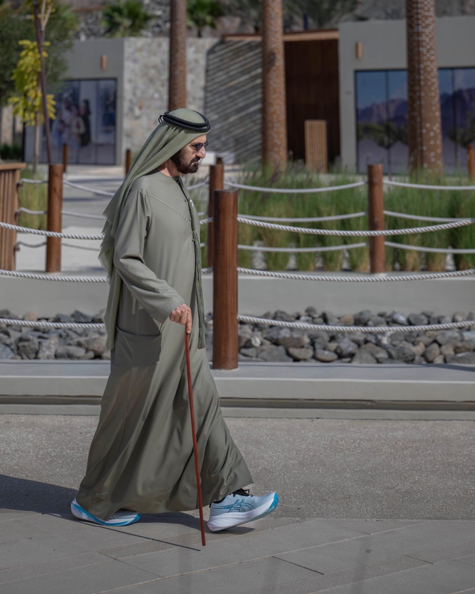 DEWAOfficial's tweet photo. صاحب السموّ الشيخ محمد بن راشد آل مكتوم، نائب رئيس الدولة رئيس مجلس الوزراء حاكم دبي، رعاه الله، يستمع من معالي سعيد محمد الطاير، العضو المنتدب الرئيس التنفيذي لهيئة كهرباء ومياه دبي، إلى شرح حول مشاريع الهيئة في حتا.
#أخبار_ديوا

HH Sheikh Mohammed bin Rashid Al Maktoum, Vice President and Prime Minister of the UAE and Ruler of Dubai, is briefed by HE Saeed Mohammed Al Tayer, MD&CEO of DEWA, on DEWA's projects in Hatta.
#DEWANews