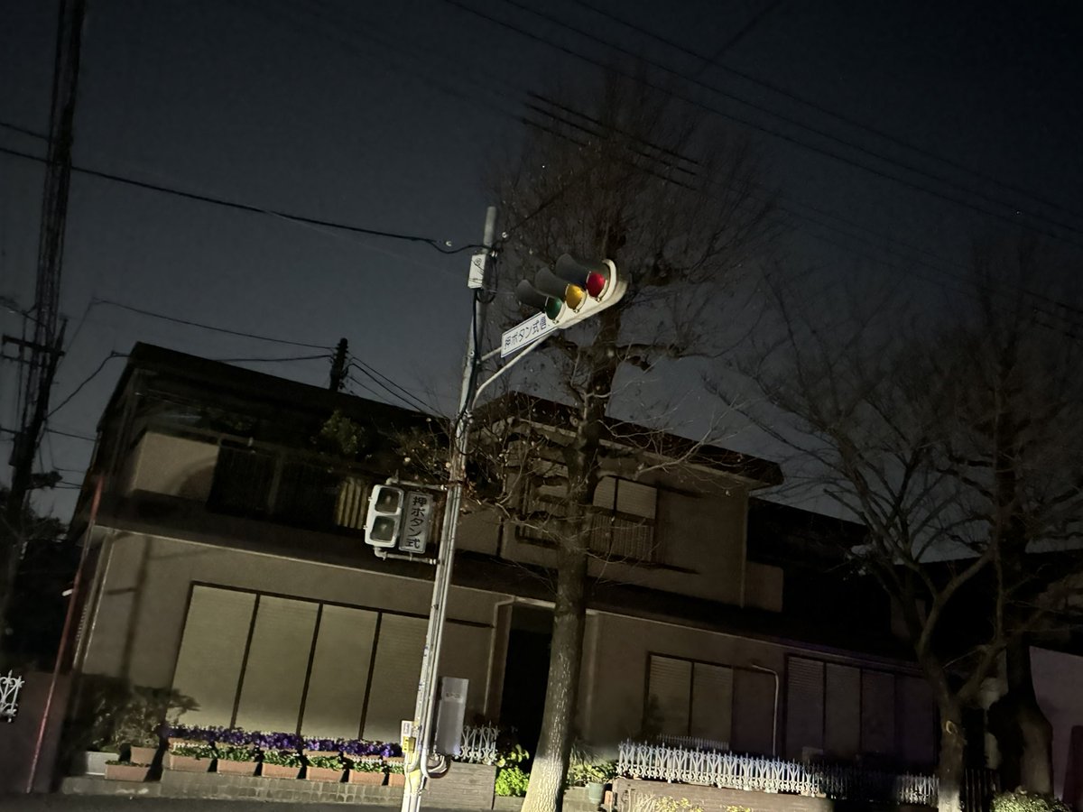 0_23____8's tweet photo. 松戸市停電してます　信号消えててワロタ https://t.co/u6RbiG2cj0