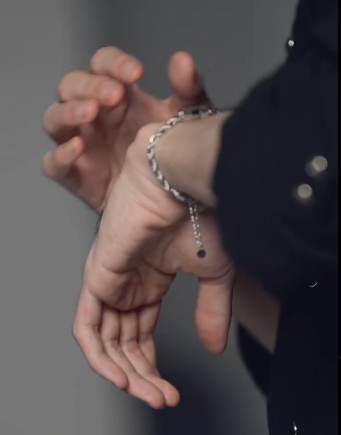 rideonFaker_'s tweet photo. YES?!?!? YES!! YES YES YES YES YES RAWRRRR SDKLFSKLDFJSKDFJ MORE FAKER HANDS TODAY THANK YOU MARIE CLAIRE 😋🥰🩷

And the world gives me such a yummy treat for the year end. I LOVE FAKER'S HANDS SO MUCH AAAA 🩷 https://t.co/K3wF0LkOkE