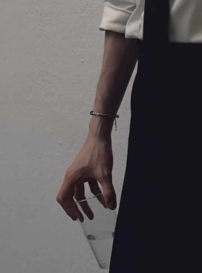 rideonFaker_'s tweet photo. YES?!?!? YES!! YES YES YES YES YES RAWRRRR SDKLFSKLDFJSKDFJ MORE FAKER HANDS TODAY THANK YOU MARIE CLAIRE 😋🥰🩷

And the world gives me such a yummy treat for the year end. I LOVE FAKER'S HANDS SO MUCH AAAA 🩷 https://t.co/K3wF0LkOkE