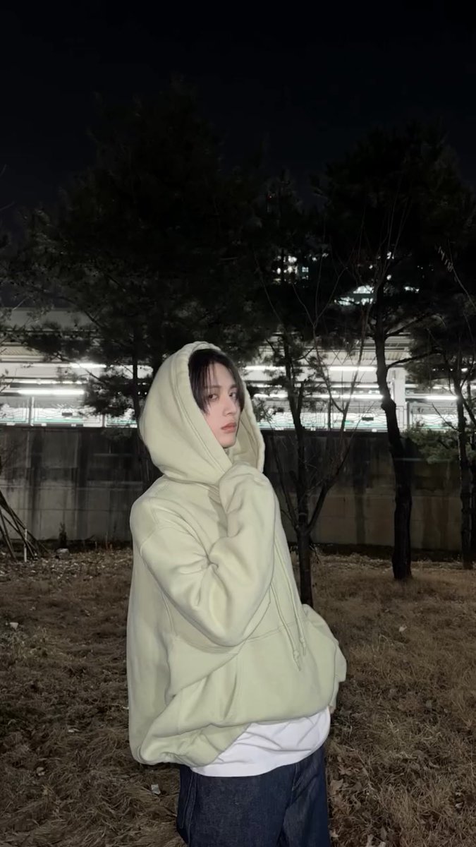 hentaesan's tweet photo. hoodie on, world off. in the dark, I find my calm. it’s all about those chill moments where you can just be yourself. no rush, no fuss, just the night and me vibing together. https://t.co/gt0I6JGEAi