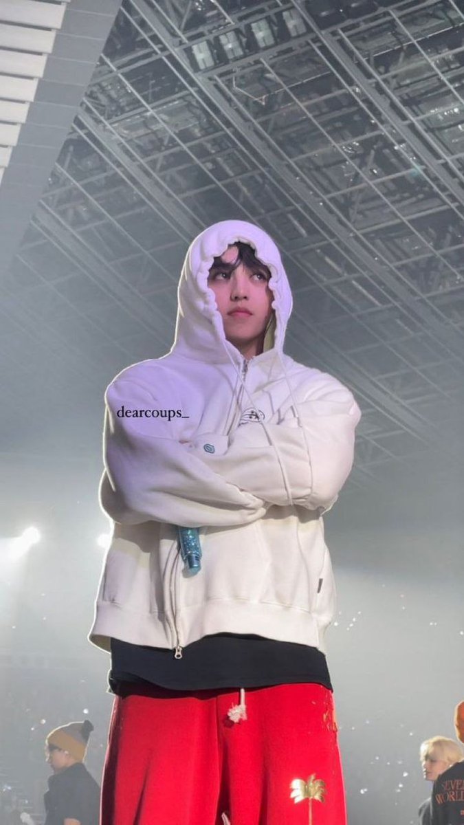 lalaliluvr's tweet photo. i love this pic so much he looks so egg so round so boba so aegi 🤏🏻 https://t.co/GYISoOAJUB