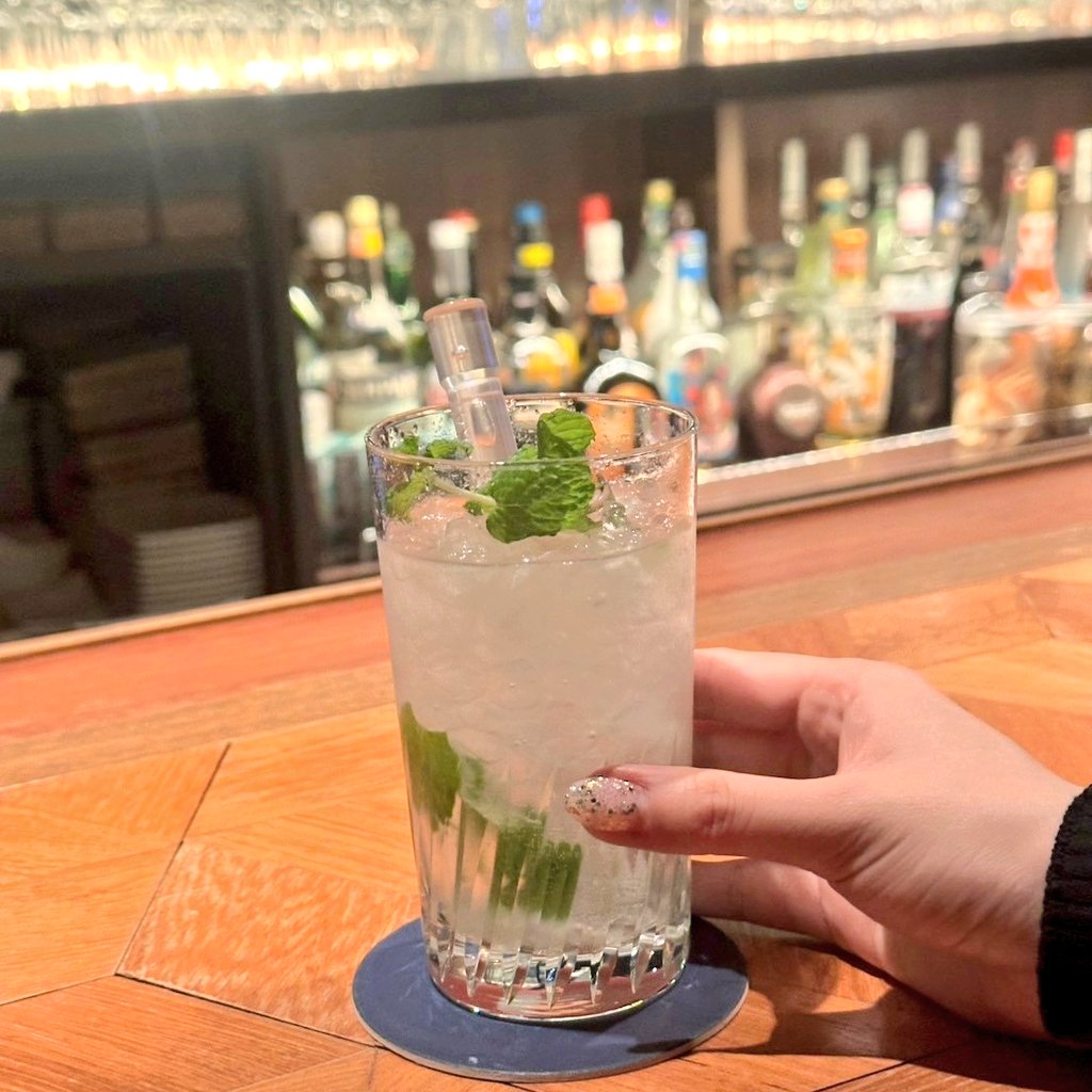 pppt718's tweet photo. 華金🌼🥂
1週間お疲れ様です🙌✨
Barで一息☺️
カクテルでモヒートをオーダーしたよ🍸️🌿
フレッシュミントを丁寧に潰し、ラム・フレッシュライムとサトウキビシロップ使われてるんだって✨
都会の真ん中にテラスもあるから
息抜きに行ってみてね🎵🌃
PR #lacour #梅田バー https://t.co/2GHUoQuCZF