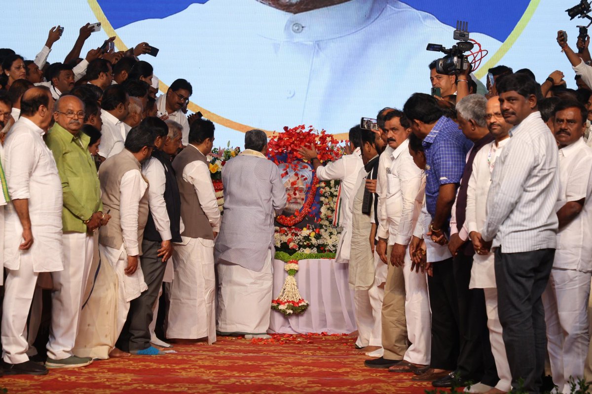 INCIndia's tweet photo. Today, Karnataka Chief Minister Shri @siddaramaiah and Deputy Chief Minister &amp; KPCC President Shri @DKShivakumar, along with other senior leaders, paid floral tributes to Dr. Manmohan Singh at a tribute program held at CPED Maidan in Belgaum.

📍 Karnataka https://t.co/xEuPOg3XlS