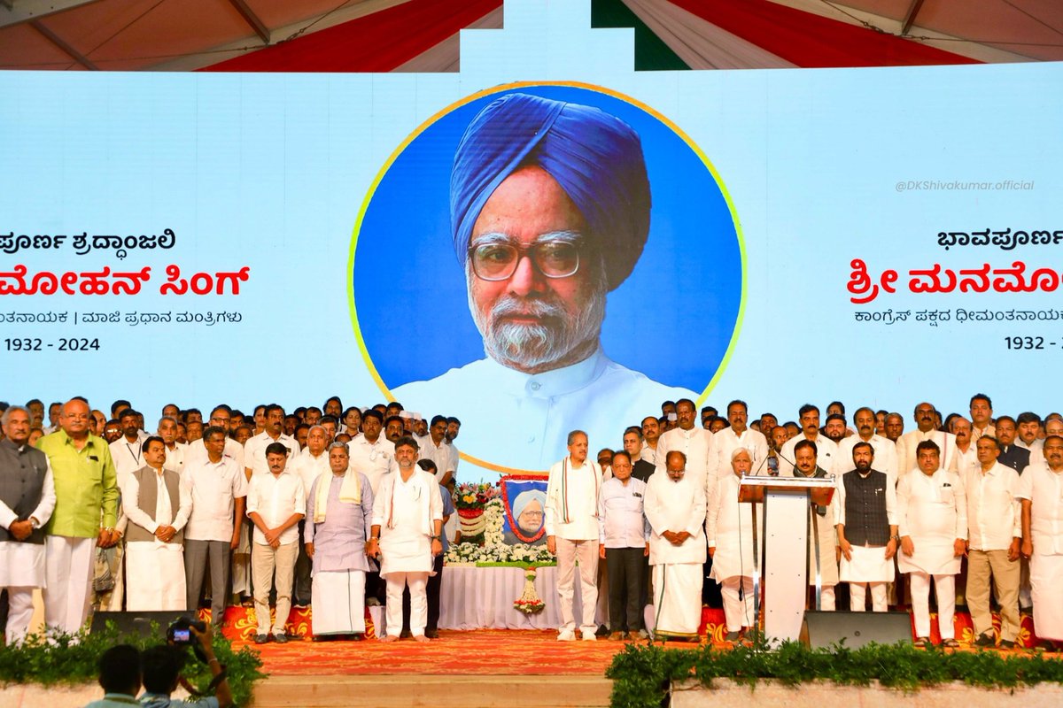 INCIndia's tweet photo. Today, Karnataka Chief Minister Shri @siddaramaiah and Deputy Chief Minister &amp; KPCC President Shri @DKShivakumar, along with other senior leaders, paid floral tributes to Dr. Manmohan Singh at a tribute program held at CPED Maidan in Belgaum.

📍 Karnataka https://t.co/xEuPOg3XlS