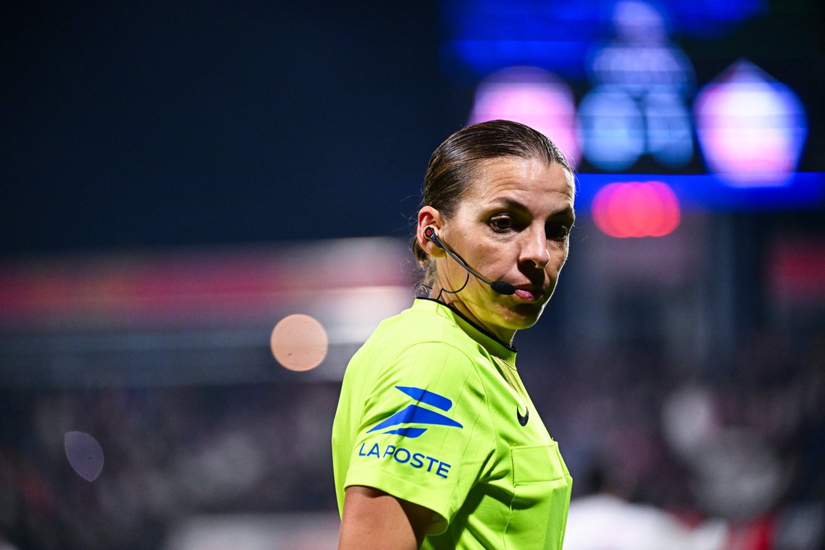 ActuFoot_'s tweet photo. 🚨 OFFICIEL ! Stéphanie Frappart 🇫🇷 a été élu 𝗗𝗘𝗨𝗫𝗜𝗘̀𝗠𝗘 𝗠𝗘𝗜𝗟𝗟𝗘𝗨𝗥𝗘 𝗔𝗥𝗕𝗜𝗧𝗥𝗘 𝗗𝗨 𝗠𝗢𝗡𝗗𝗘 par l’IFFHS (International Federation of Football History &amp; Statistics). 👩 https://t.co/YitCaodLnc