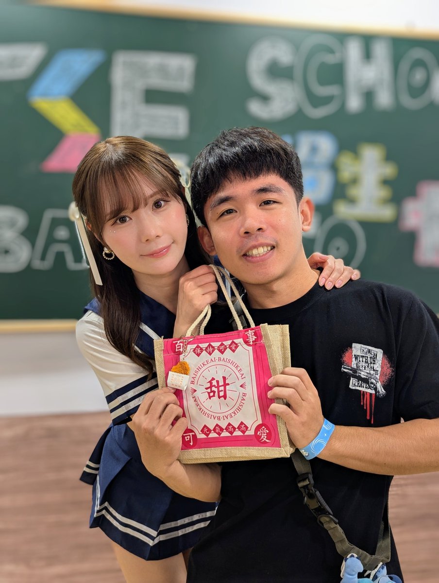 今日は大好きなMiruちゃんのファンミーティングに参加してきました、前回と変わらぬ明るくて元気な姿に会えて本当に嬉しかったな🥰
大好きなWinterのカードと、元気の出るチキンとクッキーも喜んでくれると嬉しいな☺️
寒くなってきたね！暖かくして過ごしてね。愛してる！🤍

@miruteer_29
#TSE #Miru https://t.co/EATlNzzuzE