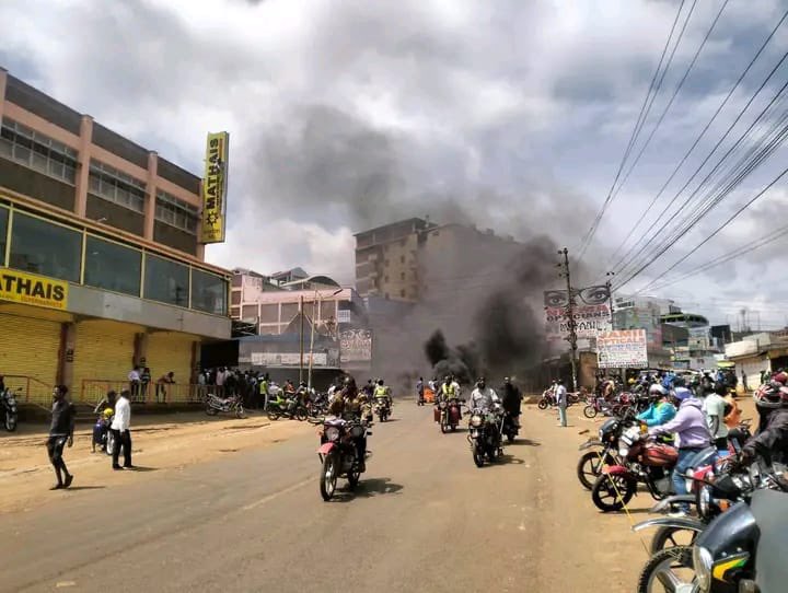 NungaKelvin's tweet photo. Manyatta mp @Gitonga_Mukunji leads demonstrations in Embu demanding release of #FreeBillyMwangi and others #FreeKibet #FreePeterMuteti https://t.co/XyseKh1wdM