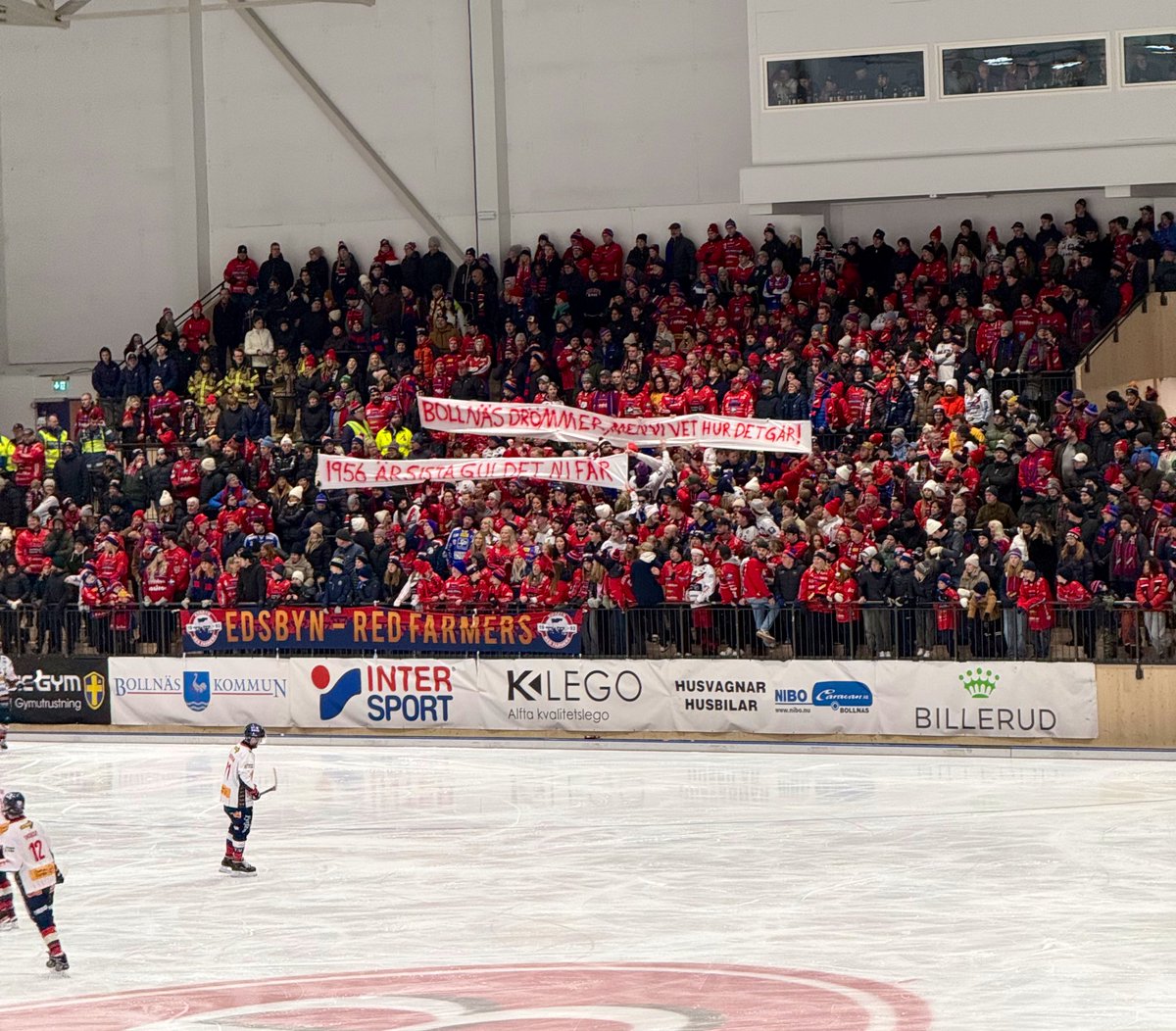 chrmillion's tweet image. Här passade Red Farmers på att strö lite salt i Bollnässår. #svbandy