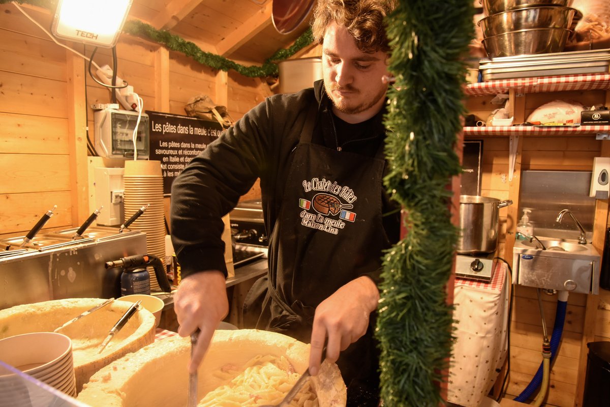 Vous reprendrez bien un peu de fromage ? 🧀

Aligot, sandwich raclette, tartiflette de l'incontournable Mr Tartiflette, bretzel gratiné ou encore pâtes dans la meule, nos exposants ont de quoi vous régaler.

Profitez-en jusqu'au dimanche 29 décembre 🤩

#marchedenoel #amiens