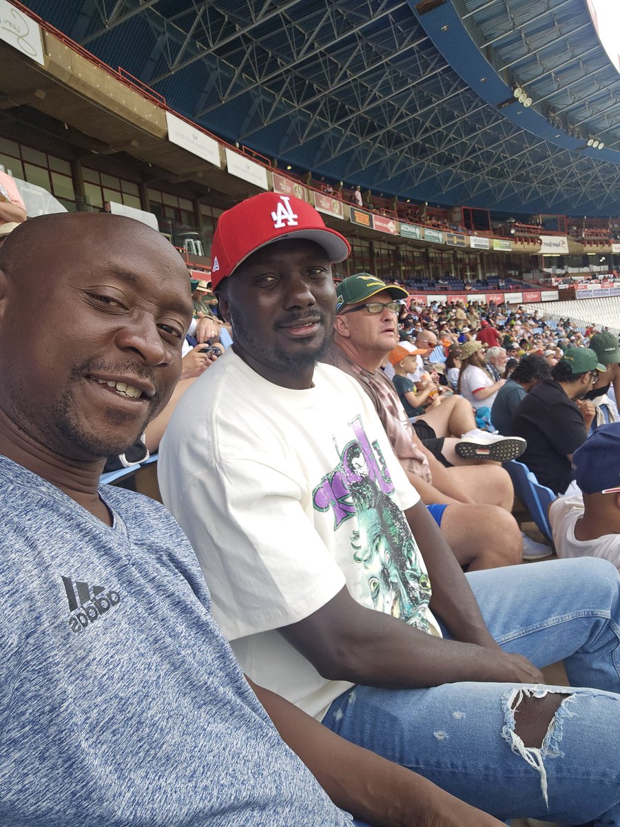 LloydChikari's tweet photo. Boxing day cricket with @briangoredema #savpak https://t.co/3A0xN7Qcs7
