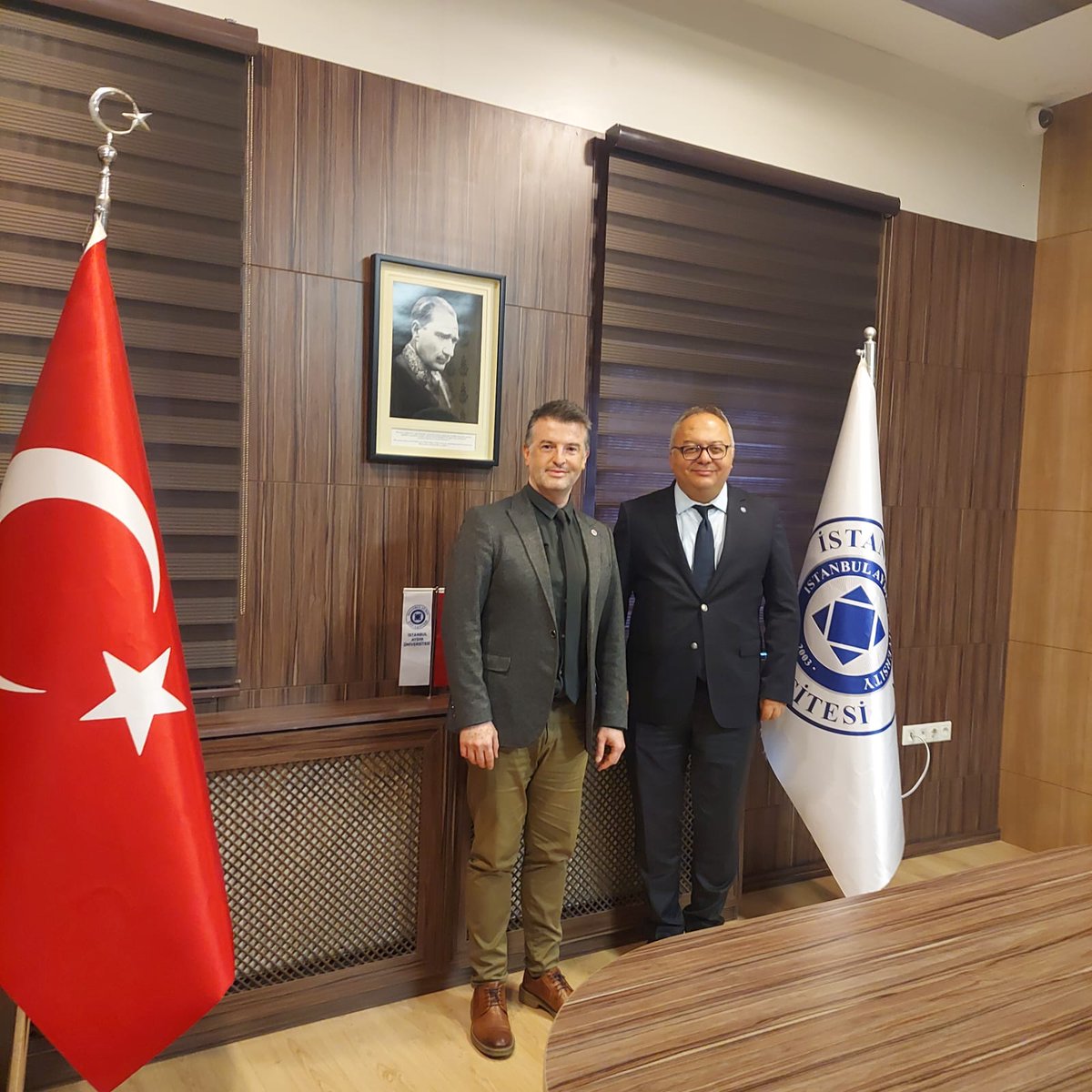 bilkolejleri's tweet photo. BİL Eğitim Kurumları IT ve Eğitim Teknolojileri Koord. Sn. @bilosmanozsen @IAUKampus Rektör Yardımcısı Sn. Prof. Dr. @alisinag ile bir araya gelerek öğrencilerimizin inovatif proje geliştirme aşamaları hakkında istişare ettiler. https://t.co/xUp4y0gqPT
