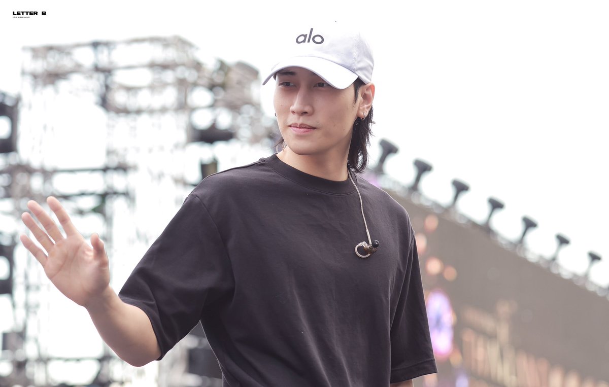 LETTERB9794's tweet photo. 241227 ICONSIAM PRE COUNTDOWN PARTY soundcheck

🏃🏻‍➡️🏃🏻‍➡️ @biblesumett 

#BibleWichapas https://t.co/cIYYZskLzj