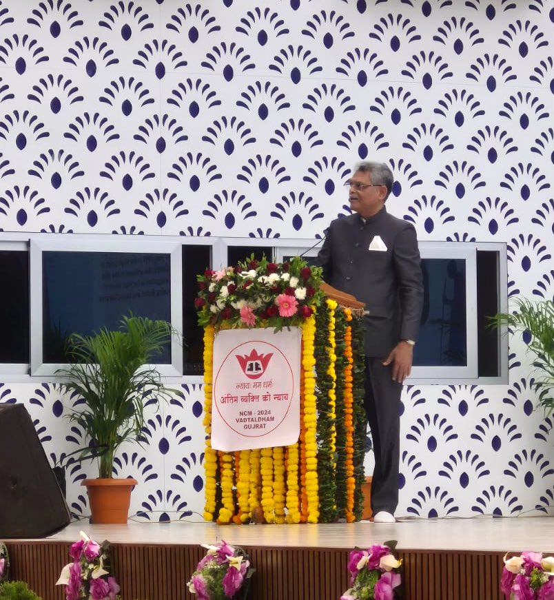 AdhivaktaP's tweet photo. Guest of Honour Hon’ble Shri Justice Sameer Dave, Judge, Gujarat High Court delivering his address on ‘Fraternity: Spirit of the Constitution’ during the National Council Meeting of Akhil Bharatiya Adhivakta Parishad at Vadtal, Gujarat. https://t.co/v1grFa9wTr