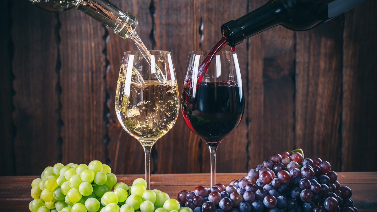 comerbeber's tweet photo. ¿Sabías que cambiar la copa puede transformar tu experiencia con el vino?  Las mejores son copas de cristal muy fino, cáliz grande con un borde que hace fácil beber.

Descubre más visitando https://t.co/zcpgIZ8v9h

#CopasDeVino #CopaResponsable #ViernesDeVinos  #ComerBeber 👍➕👣 https://t.co/PSqRXtshO0
