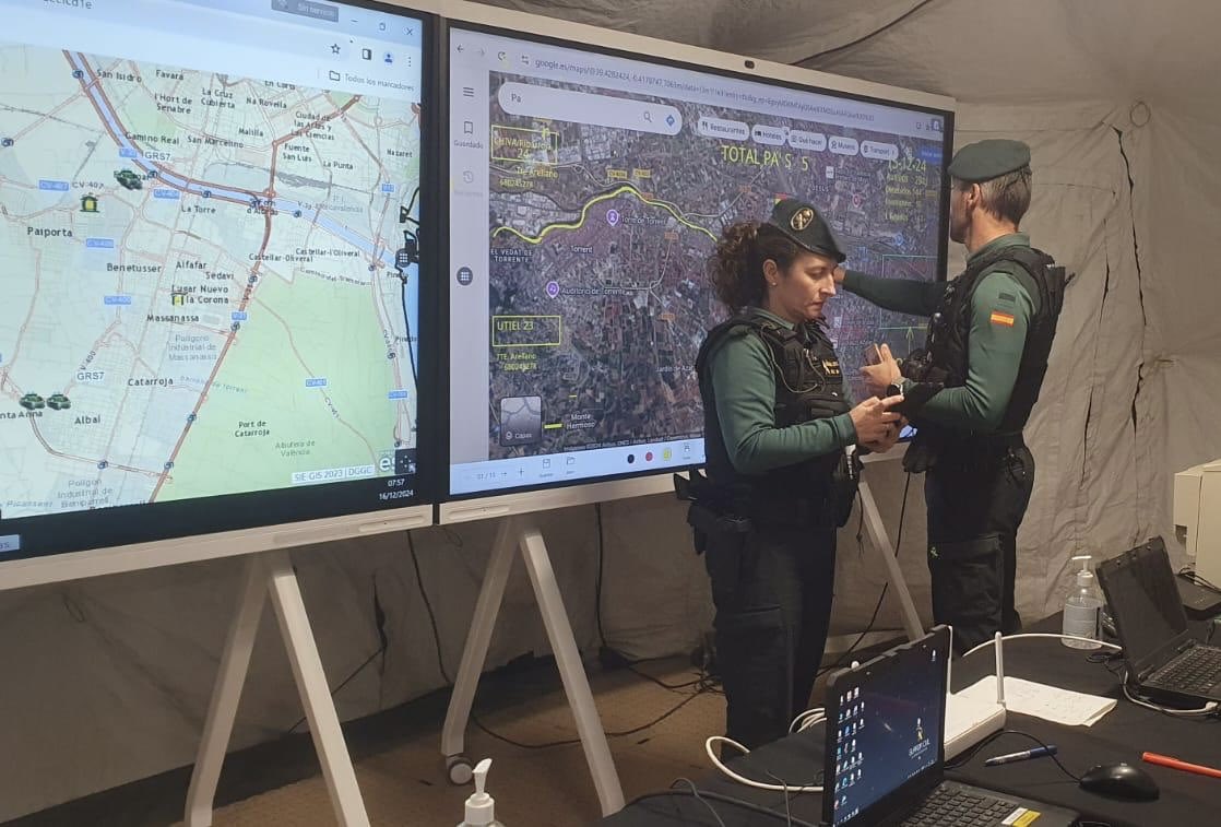 gcivilbizkaia's tweet photo. (1/2)
👮♂️⚖️Componentes de la @gcivilbizkaia desplegados en la zona afectada por la DANA para reforzar la seguridad, identificaron a una persona sobre la que pesaba un señalamiento de búsqueda y detención.
#ParaServirYProteger #062
#NucleodeReserva
#dana
#Valencia https://t.co/ZOg8K24X9l
