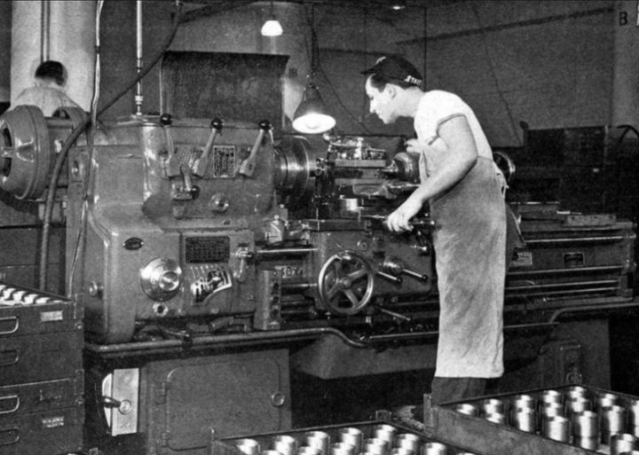 cnc_experts's tweet image. Hendey heavy-duty 4C Manufacturing lathe swung 16 7/16&quot; over the bed, 9 inches over the cross slide and could be ordered with a between-centres capacity of between 30 and 90 inches.
Credit to, copyright: Scott Violetta, machinistlife.com