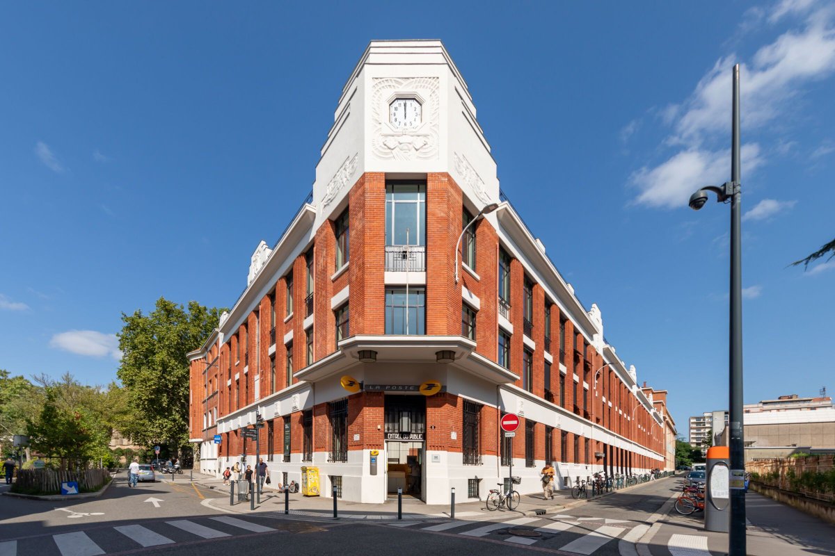 Archello's tweet image. Harter Architectes transformed the historic Poste Saint-Aubin in Toulouse into Village La Poste, blending 1930s elegance with sustainable innovation.
buff.ly/4gwAai2 

#SustainableArchitecture #HeritageRestoration #GreenDesign