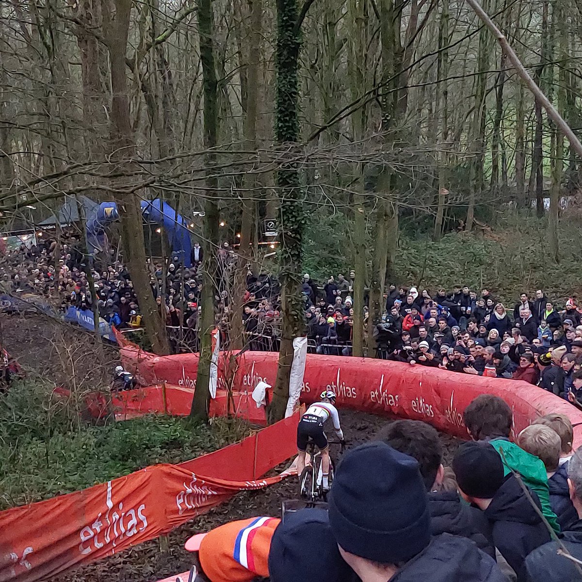 PodcastDeCross's tweet image. De kerst zit erop! Tijd om uit te buiken dus! Maar het is ook tijd om onze laatste @PodcastDeCross te beluisteren! Dit keer spraken we Mees Hendrikx! Een topcrosser in vorm! Luister hier: 
open.spotify.com/episode/7Csda9…

#cyclocross #CXWorldCup #Gavere #vestingcross