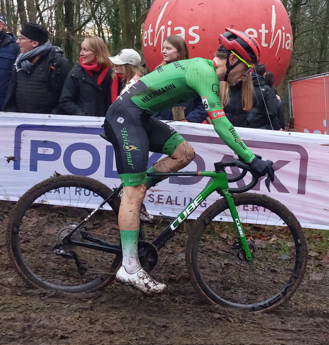 PodcastDeCross's tweet image. De kerst zit erop! Tijd om uit te buiken dus! Maar het is ook tijd om onze laatste @PodcastDeCross te beluisteren! Dit keer spraken we Mees Hendrikx! Een topcrosser in vorm! Luister hier: 
open.spotify.com/episode/7Csda9…

#cyclocross #CXWorldCup #Gavere #vestingcross