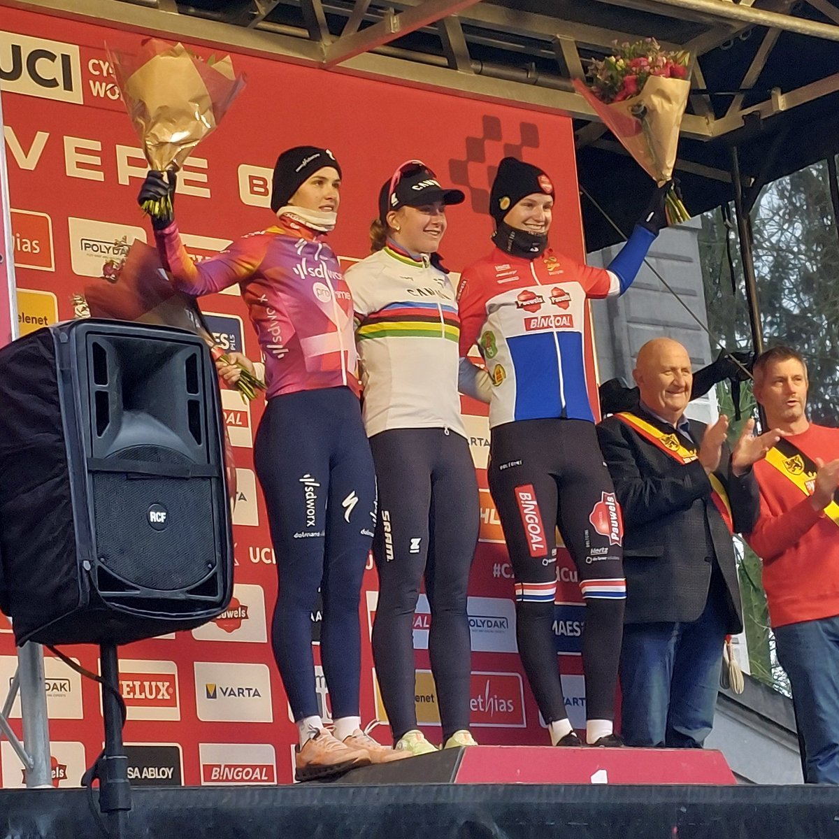 PodcastDeCross's tweet image. De kerst zit erop! Tijd om uit te buiken dus! Maar het is ook tijd om onze laatste @PodcastDeCross te beluisteren! Dit keer spraken we Mees Hendrikx! Een topcrosser in vorm! Luister hier: 
open.spotify.com/episode/7Csda9…

#cyclocross #CXWorldCup #Gavere #vestingcross