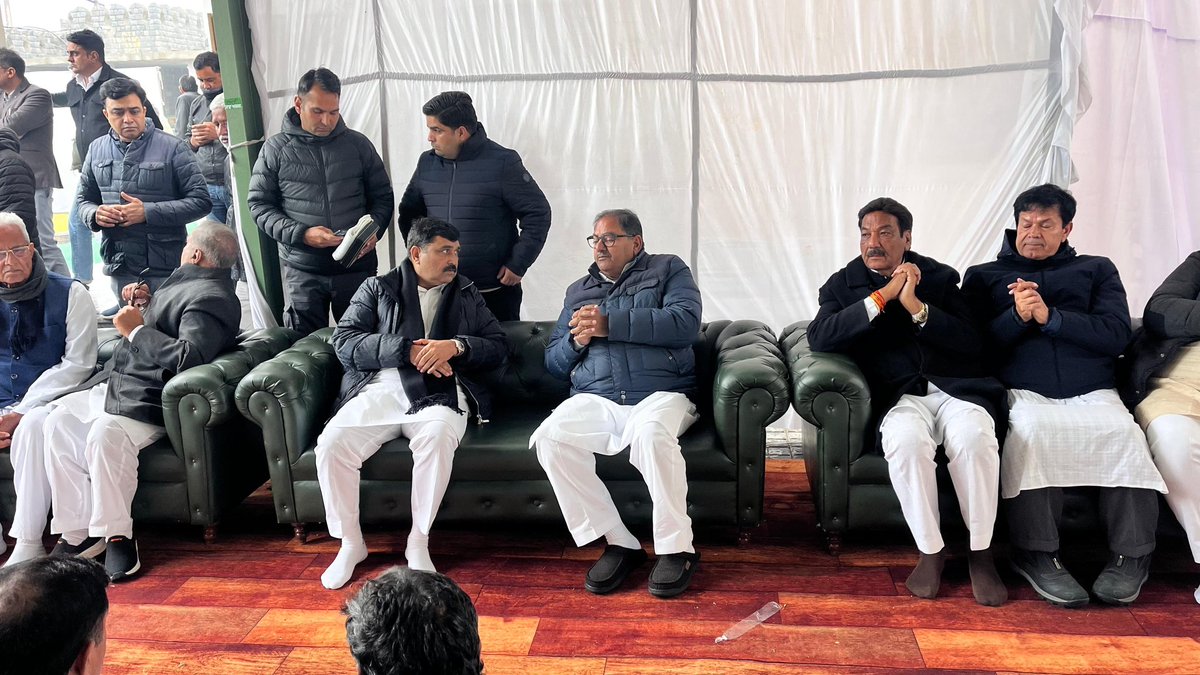 आज तेजा खेड़ा पहुँच कर हरियाणा के पूर्व मुख्यमंत्री स्वर्गीय चौधरी ओमप्रकाश चौटाला जी को श्रद्धांजलि अर्पित की और परिवार के साथ दुःख साँझा किया।

चौटाला साहब सदैव हमारे दिलों में रहेंगे। परमात्मा दिवंगत आत्मा को शांति प्रदान करें।