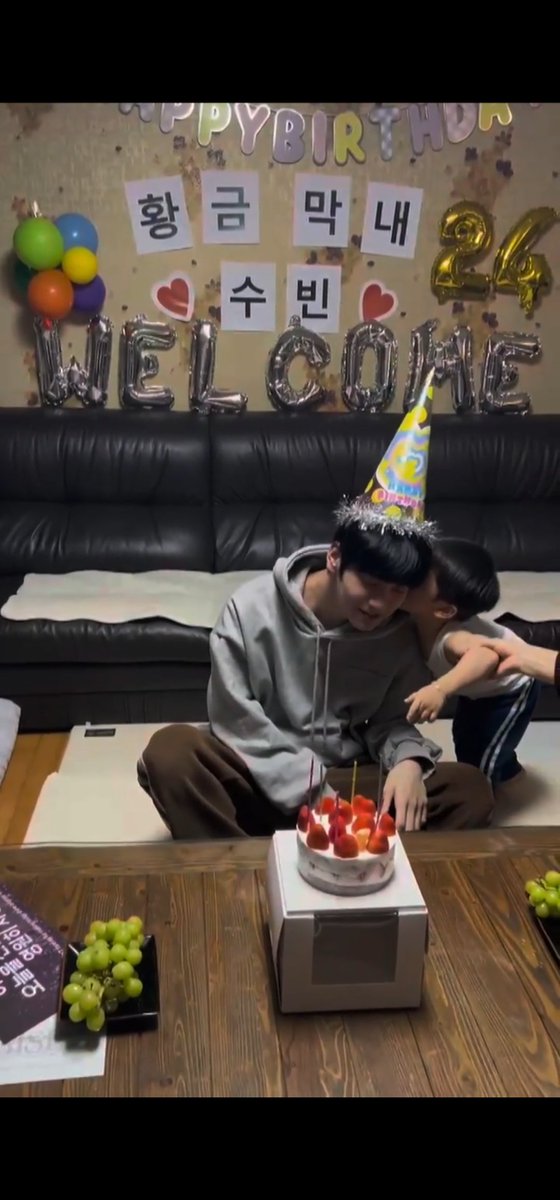 TXT__Alex's tweet photo. 조카한테 뽀뽀 받는 수빈이삼촌 🥹🥹🥹🩷🩷 https://t.co/FNjK4c2zLy
