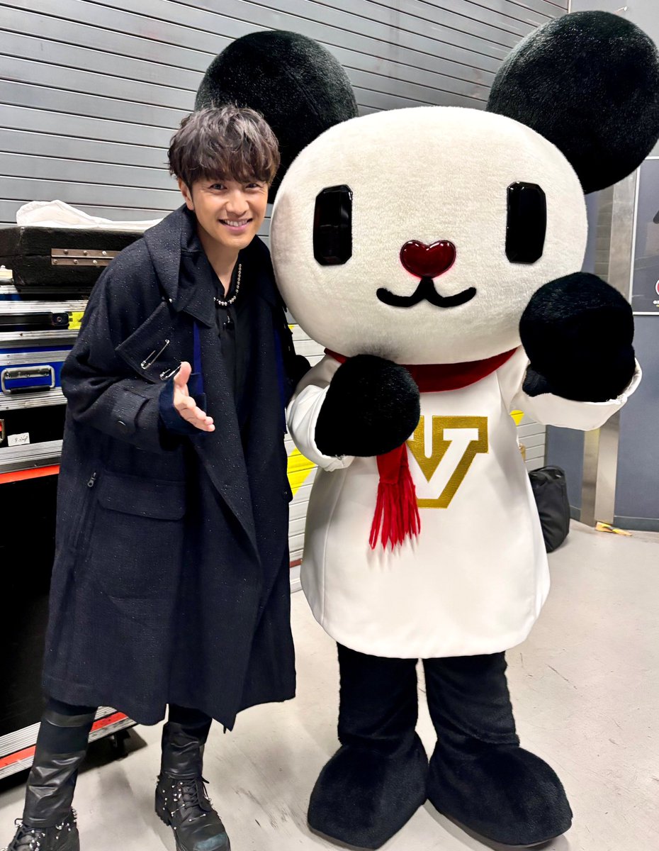 gochan_V's tweet photo. ゆずさん！たまたま通りかかった北川さんが一緒に撮ろー！と言ってくれてパチリ！
新曲もむちゃくちゃカッコ良かったブイ！
#MステSUPERLIVE2024 #ゴーちゃんMステ実況 #Mステ https://t.co/u4Ed02qZbo
