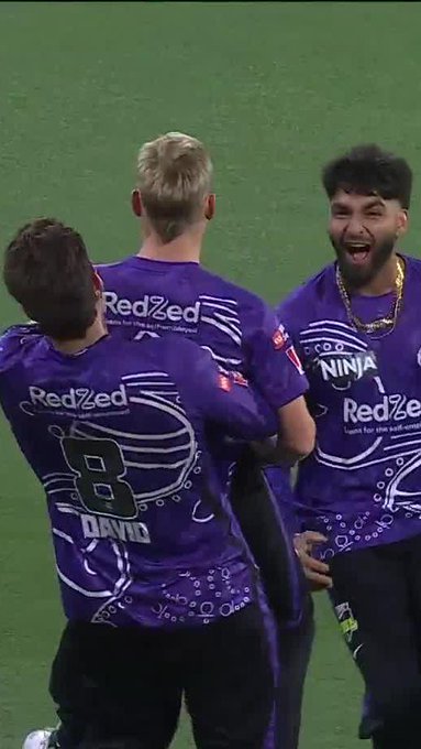Nathan Ellis goes full stretch and takes a screamer! 🤯 📹 Credits: Twitter/BBL