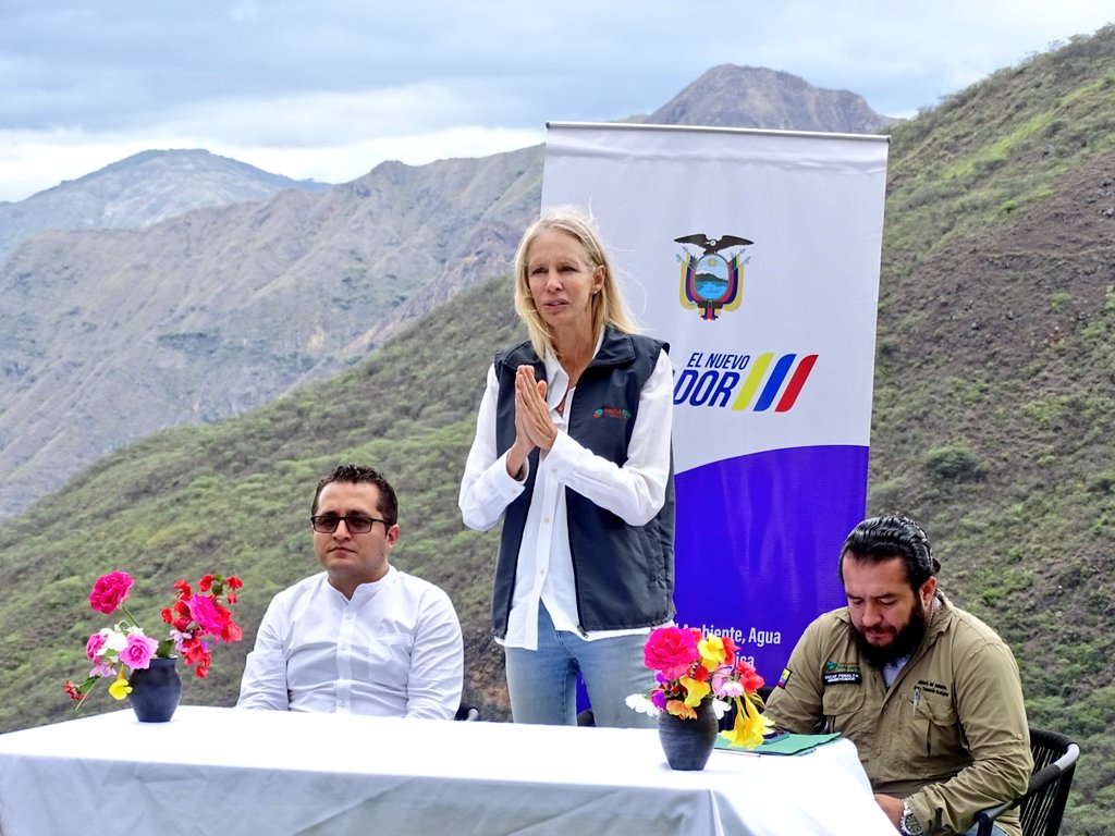 MAATE_Zonal7's tweet photo. #Loja| Óscar Peralta, administrador del PNPodocarpus y Maryann Hegel, propietaria de Finca Fina C.A., suscribieron un acuerdo de cooperación interinstitucional para desarrollar programas de capacitación, educación ambiental y monitoreo de especies silvestres en el área protegida. https://t.co/KaV4X0Q75G