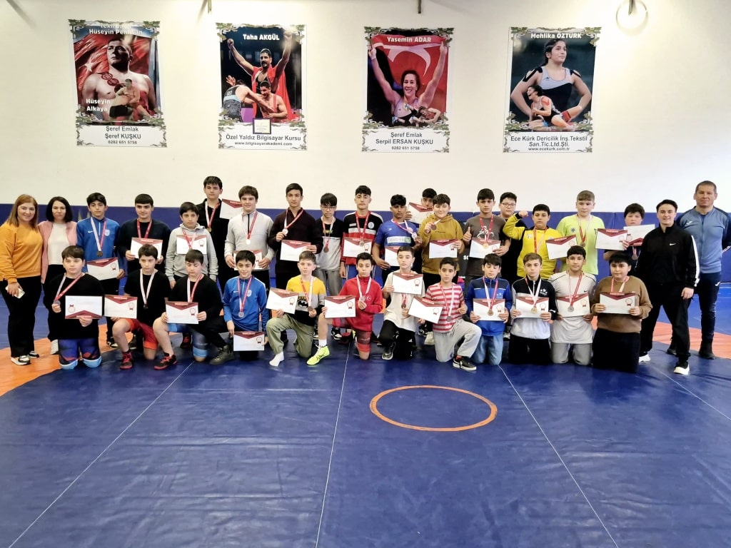 Okul sporları faaliyetleri ulusal yarışmaları kapsamında;
24 Aralıkta Çorlu çok amaçlı spor salonunda düzenlenen okullar arası Yıldız Erkekler serbest güreş müsabakalarında Murat Erbay Ortaokulu başarıları damga vurdu.
Emeği geçenleri tebrik ederiz.
muraterbayortaokulu.meb.k12.tr/icerikler/gure…