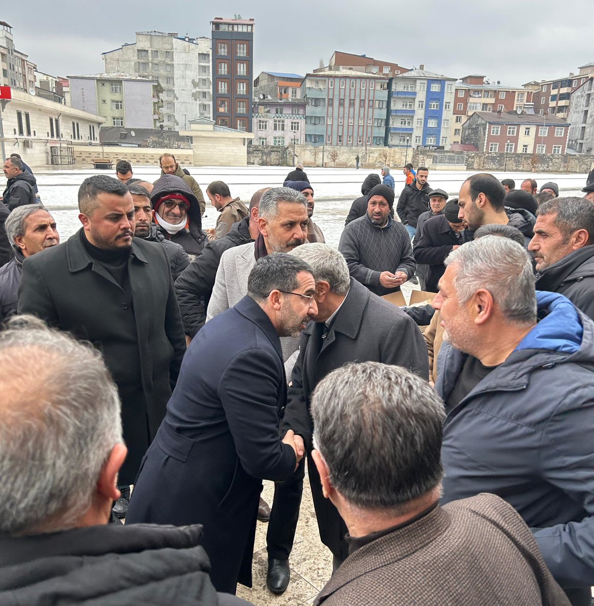 🔸Cuma Namazımızı Kars'ımızda Sultan Alparslan Külliyesi'nde eda ettik. Namaz sonrası hemşehrilerimizle hasret giderdik.

Huzurumuz, sağlığımız daim olsun.

#HayırlıCumalar 
#KarsİçinCanlaBaşla
<a href="/Akparti/">AK Parti</a> 
<a href="/erkankandemir/">Erkan Kandemir</a> 
<a href="/24Burhancakir/">Burhan ÇAKIR</a>