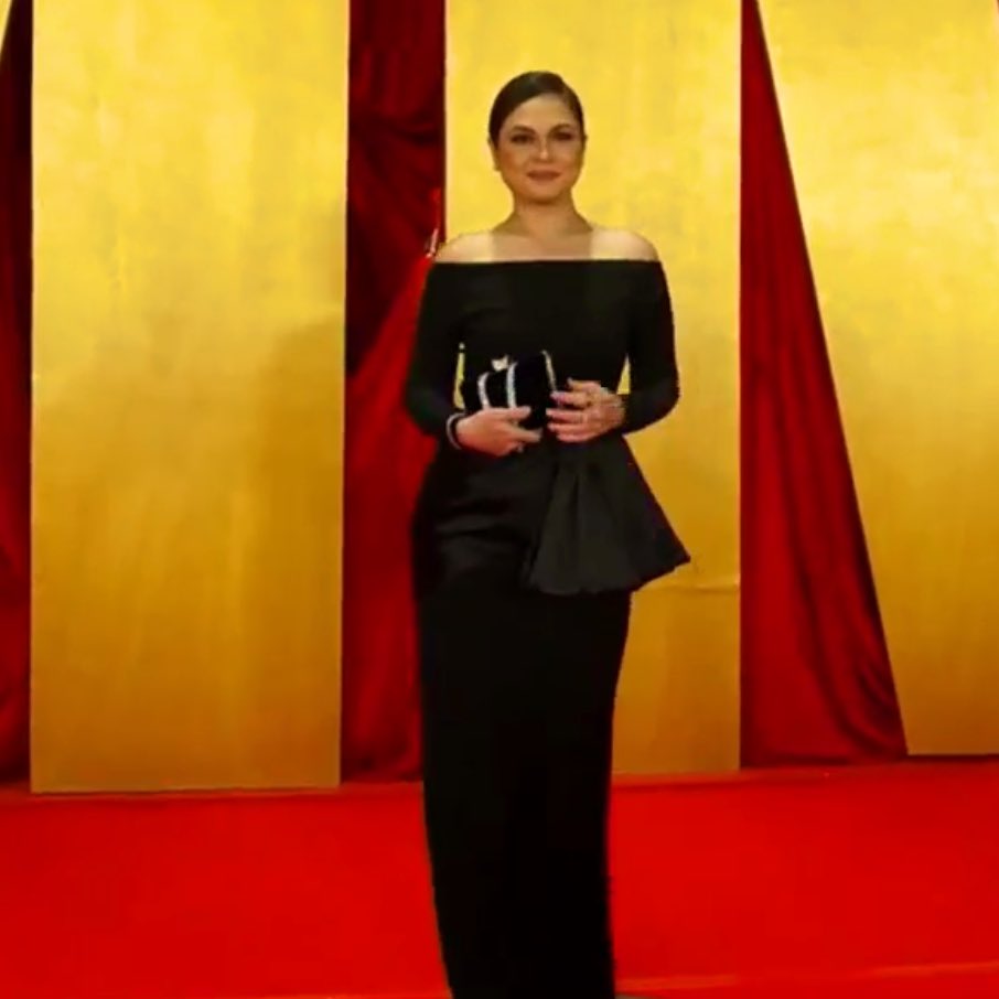MegaKapamilya's tweet photo. Judy Ann Santos stuns on the red carpet at the MMFF50 Gabi ng Parangal! ❤️❤️

#MegaKapamilya #MMFF2024 #AndTheBreadwinnerIs #Espantaho #GreenBones #HoldMeClose #IsangHimala #MyFutureYou #TaiwanKillerHospital #TheKingdom #Topakk #Uninvited #MMFF50 #MMFF50GabiNgParangal https://t.co/wKRrSMX0gP