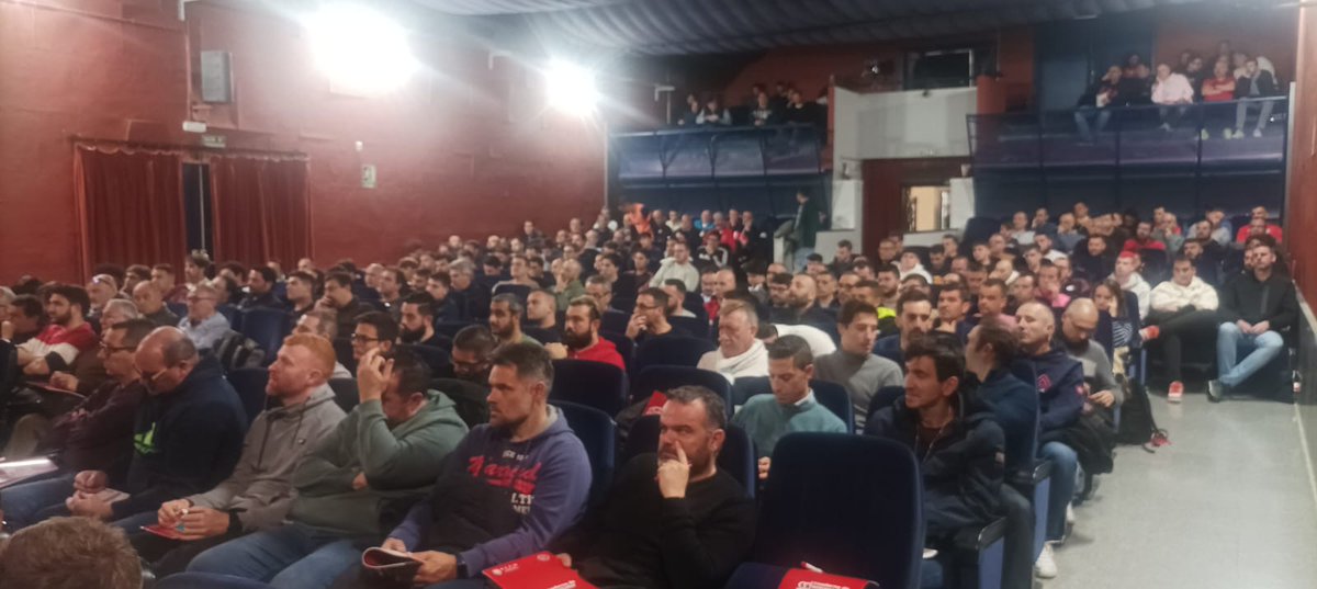 El Comité de <a href="/EntrenadoRffm/">Comité y Escuela de Entrenadores de la RFFM</a> desarrolló en la tarde del jueves 26 de diciembre dos jornadas simultáneas de Actualización y Reciclaje en <a href="/AytHumanes/">Ayuntamiento de Humanes de Madrid</a> y <a href="/AytoGrinon/">AytoGriñónGrinon</a> con la asistencia de un total de 700 entrenadores.

El presidente del Comité de Entrenadores, <a href="/serranonino/">miguel angel serrano</a>, y su equipo