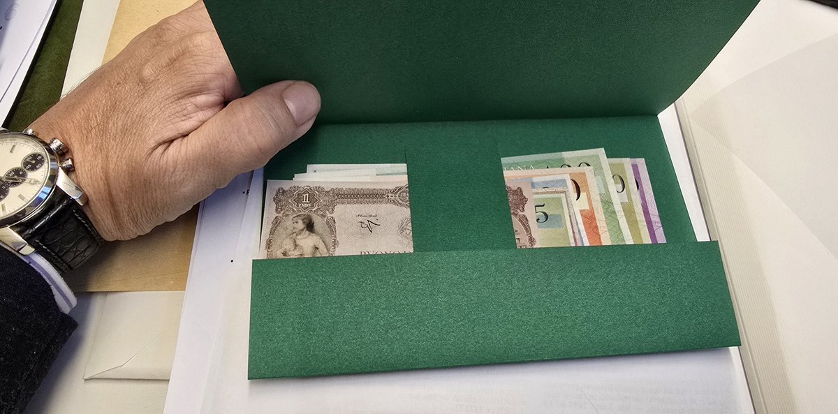 ClaudioBorghi's tweet photo. Nelle pause a firmare i prestigiosi (e ultimi 😢) set completi di minibot per i maggiori donatori del #minifinday https://t.co/x3xAXoDVRL