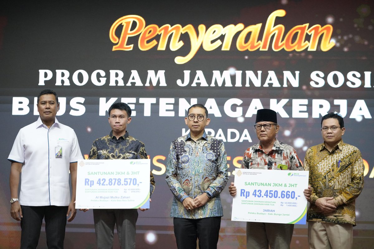 Penyerahan program jaminan sosial BPJS Ketenagakerjaan kepada ahli waris maestro budaya.