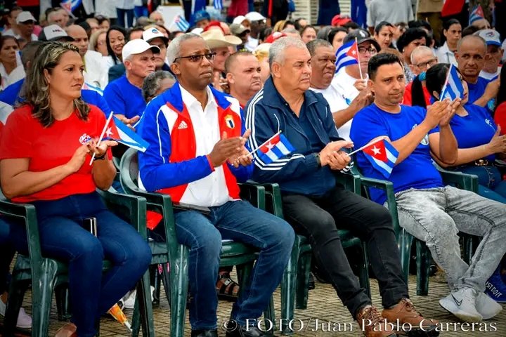 Yanelis40484656's tweet photo. Felicidades para el  pueblo de #FreyreLaTierraMásHermosa sede de este bello acto por los #66AñosDeLaRevolución. https://t.co/sGJTxjsyUK
