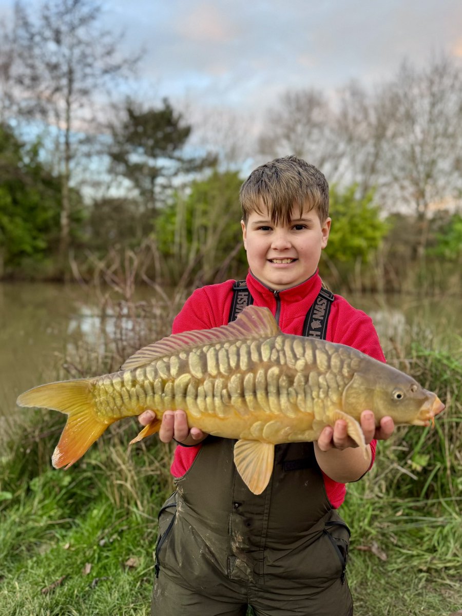 This one pulled back a bit - fun on the pole!
#takeyourkidsfishing #makeitfun

#fishing #getfishing #polefishing #carp #fishingfamily #fishingkids