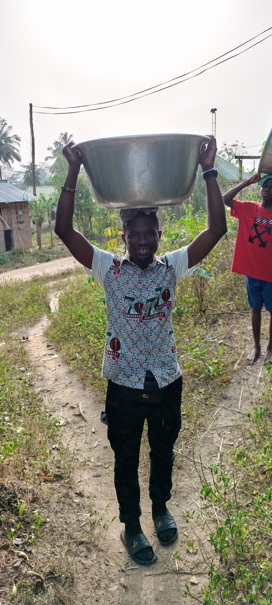 TettehDjemMiW's tweet photo. "I came to Ghana to find a wife" is now in the village fetching water for Grandma.
Sika nu ashi, eye clear. 😂😂
Merry Christmas and a prosperous happy new year abusuafo. 🙌🏾
#CelebrityPastor
#ManInWhite https://t.co/AM4EAuUEHY