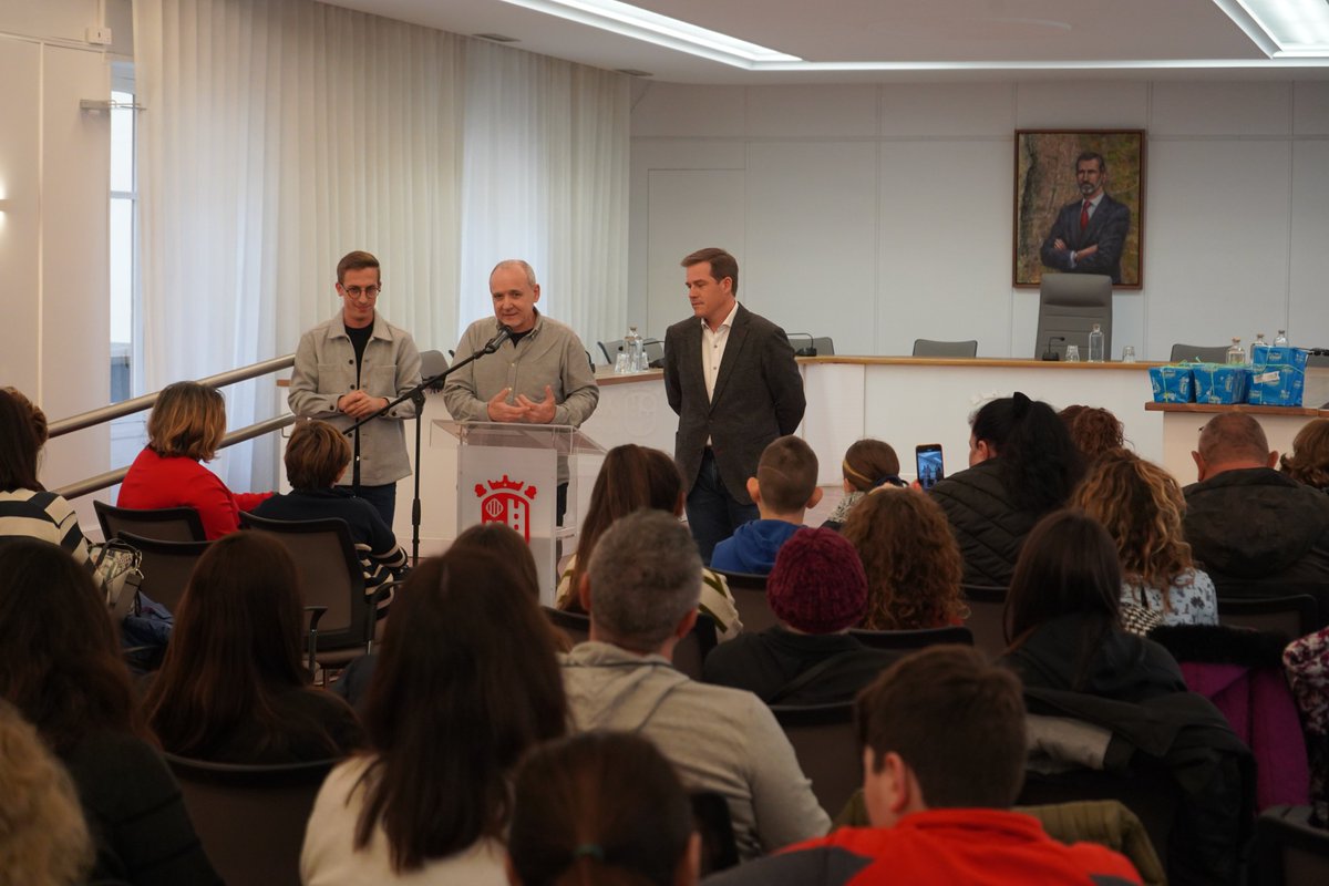 🏆Hui ha tingut lloc l'entrega de premis del Concurs de Redaccions de Nadal 2024.

✍️Un reconeixement a aquells xiquets i xiquetes que s'han dirigit als Reis d'Orient en valencià per demanar millores per als seus centres.

👏Enhorabona a tot l'alumnat!