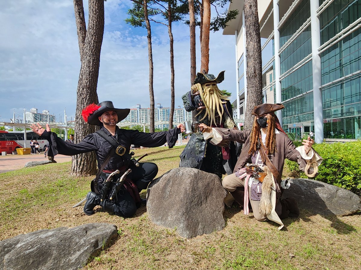 우선 트친 여러분의 수많은 격려와 걱정에 삼가 감사를 드립니다.

송구스럽지만 갑작스럽게 심려를 끼치게 된 계기는 사실 올해 5월에 결성 후 꾸준히 행사마다 선보여온 POTC 팀코가 당분간 멤버분들의 개인사정 및 현생 이슈로 인해 잠시 무기한 휴식을 가지게 되어 그렇습니다.

(타래)